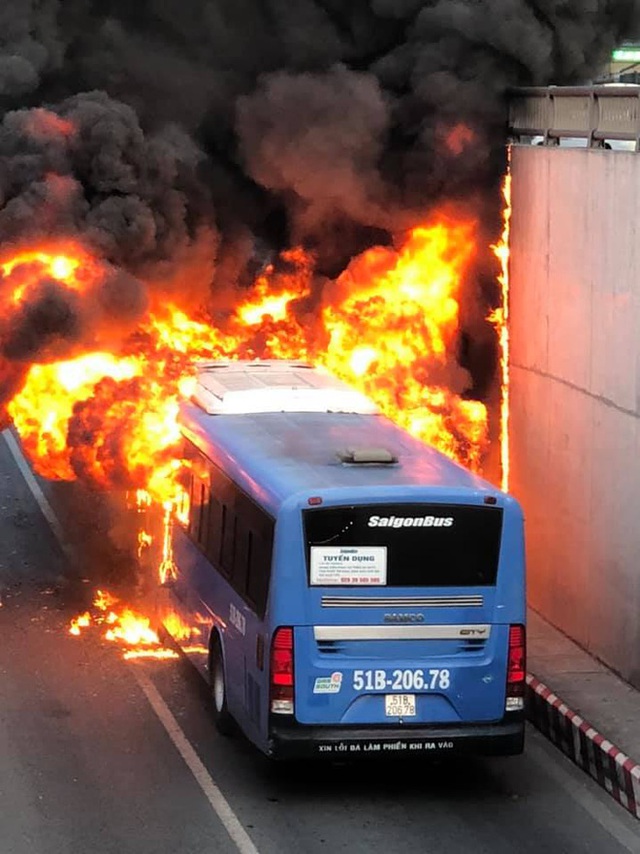 TP.HCM: Xe buýt bốc cháy ngùn ngụt, bị thiêu rụi hoàn toàn trong hầm chui An Sương - Ảnh 4.
