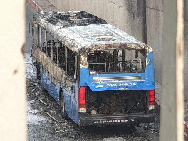 TP.HCM: Xe buýt bốc cháy ngùn ngụt, bị thiêu rụi hoàn toàn trong hầm chui An Sương - Ảnh 5.
