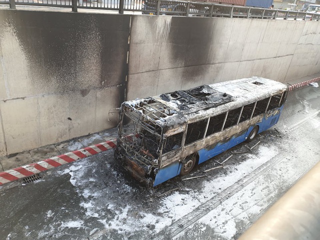 TP.HCM: Xe buýt bốc cháy ngùn ngụt, bị thiêu rụi hoàn toàn trong hầm chui An Sương - Ảnh 6.