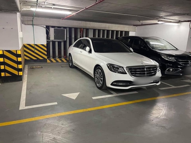 Đỗ xe ngang trái, chủ Mercedes tiền tỷ tái mặt khi đối diện với màn trừng phạt đặc biệt - Ảnh 2.