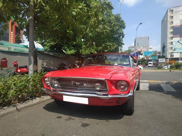 Sau nửa thế kỷ, Ford Mustang vẫn đắt giá ngang Mercedes-Benz E-Class ‘đập hộp’ - Ảnh 1.