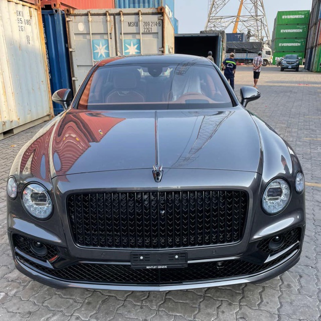 Bentley Flying Spur First Edition 2021 phối màu kiểu độc về Việt Nam, dành cho chủ xe gu mặn chứ không phải bình thường - Ảnh 1.