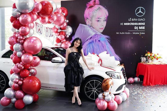 Sau tin đồn chia tay, DJ Mie và diễn viên Hồng Thanh sắm ngay cặp Mercedes-Benz C-Class giá gần 4 tỷ chơi Tết - Ảnh 3.