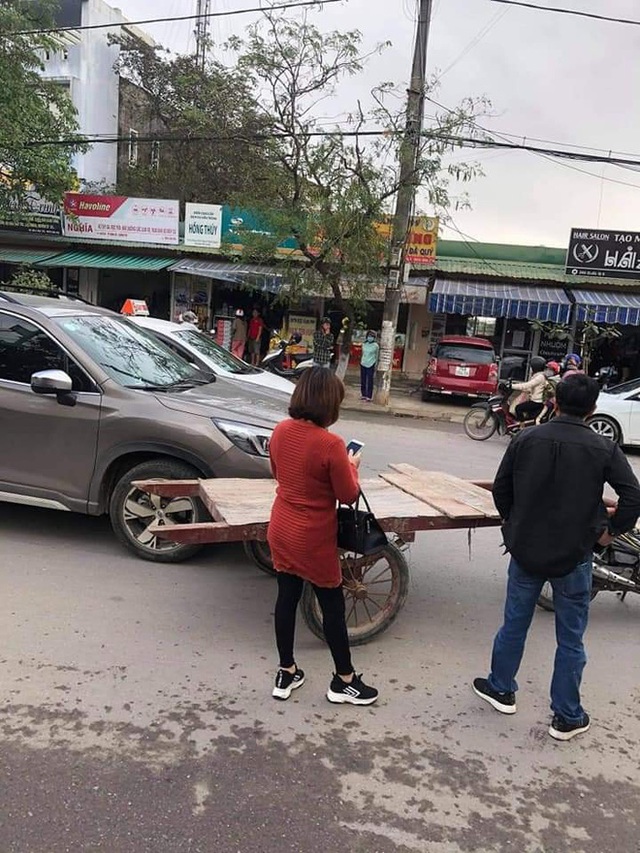 Chạy xe kéo va quệt ô tô, chàng trai phải đền và quyết định không ngờ từ những người dân xung quanh - Ảnh 1.