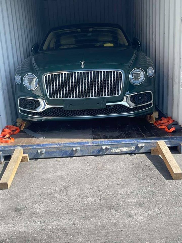 Thêm Bentley Flying Spur V8 thế hệ mới về Việt Nam, sở hữu màu sơn có giá ngang ngửa một chiếc moto phân khối lớn - Ảnh 1.