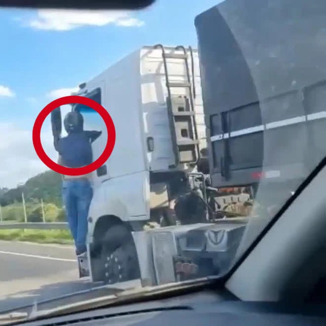 Người đàn ông quyết bám vào xe tải, biết lý do kẻ thì thương người lại chỉ trích gay gắt - Ảnh 3.