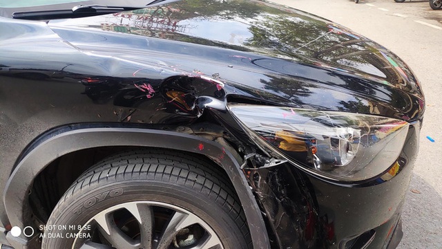 Đâm trúng Mazda CX-5, thanh niên vội vứt xe máy bỏ chạy - nhìn hiện trường, tất cả đều hiểu lý do - Ảnh 6.
