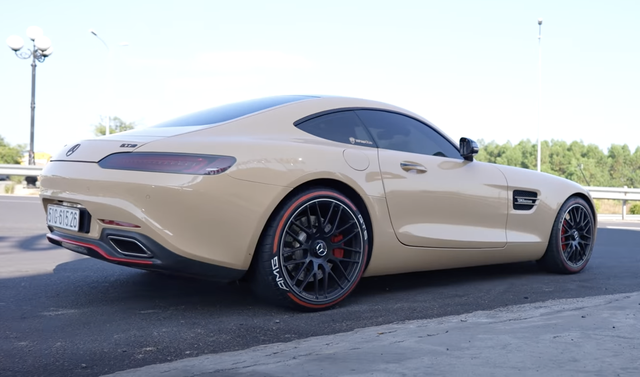 Nguyễn Quốc Cường lái Mercedes-AMG GT R khảo sát mở đường đua drag siêu độc tại Việt Nam - Ảnh 6.