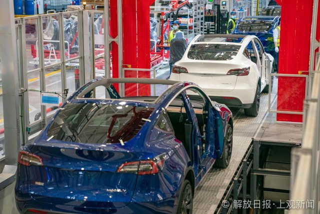 Bên trong siêu nhà máy Tesla Thượng Hải: Chủ tịch ngồi cạnh dây chuyền sản xuất, mọi thứ tự động hóa tối đa, dấu vết từng con ốc đều có thể truy xuất - Ảnh 12.