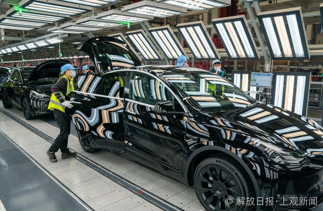 Bên trong siêu nhà máy Tesla Thượng Hải: Chủ tịch ngồi cạnh dây chuyền sản xuất, mọi thứ tự động hóa tối đa, dấu vết từng con ốc đều có thể truy xuất - Ảnh 17.