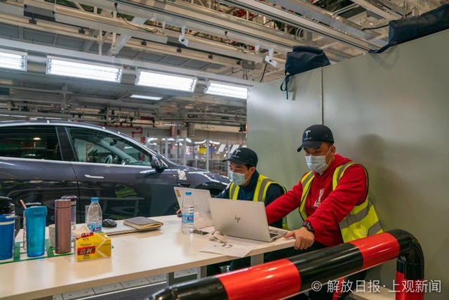 Bên trong siêu nhà máy Tesla Thượng Hải: Chủ tịch ngồi cạnh dây chuyền sản xuất, mọi thứ tự động hóa tối đa, dấu vết từng con ốc đều có thể truy xuất - Ảnh 21.