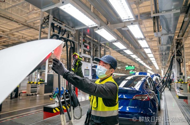 Bên trong siêu nhà máy Tesla Thượng Hải: Chủ tịch ngồi cạnh dây chuyền sản xuất, mọi thứ tự động hóa tối đa, dấu vết từng con ốc đều có thể truy xuất - Ảnh 10.