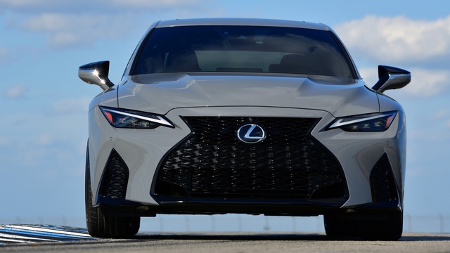 Lexus IS sắp có động cơ V8 để cạnh tranh Mercedes-Benz C-Class, BMW 3-Series
