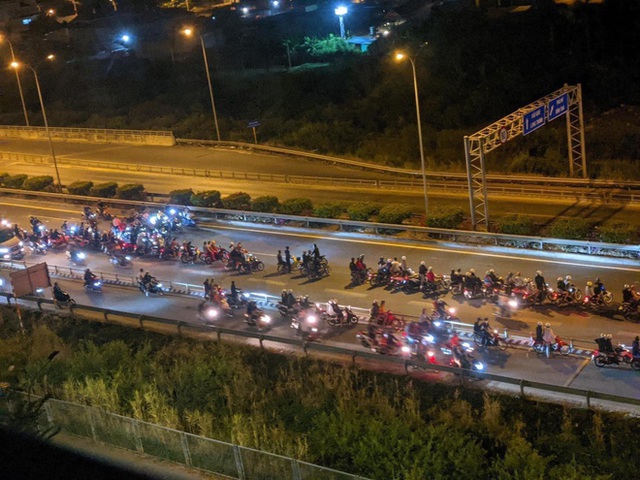 Khoảng 70 “quái xế” chặn đường, đua xe trên cao tốc TP.HCM - Long Thành - Dầu Giây khiến người dân khiếp sợ - Ảnh 2.