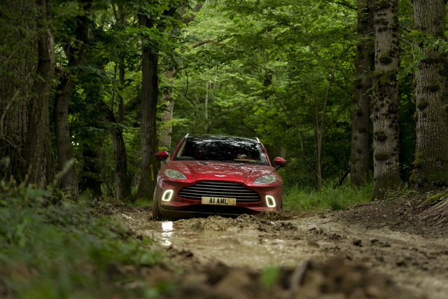 DBX - SUV cứu cánh Aston Martin khiến fan nhớ tới cách Cayenne cứu Porsche khi xưa - Ảnh 1.