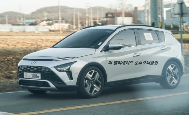 Hyundai Bayon lần đầu lộ diện ngoài đời thực: Đẹp hơn trong ảnh, giá quy đổi từ 462 triệu đồng - Ảnh 1.