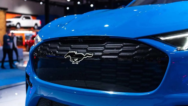 Đây là mẫu xe Ford duy nhất có logo ngựa chạy phát sáng