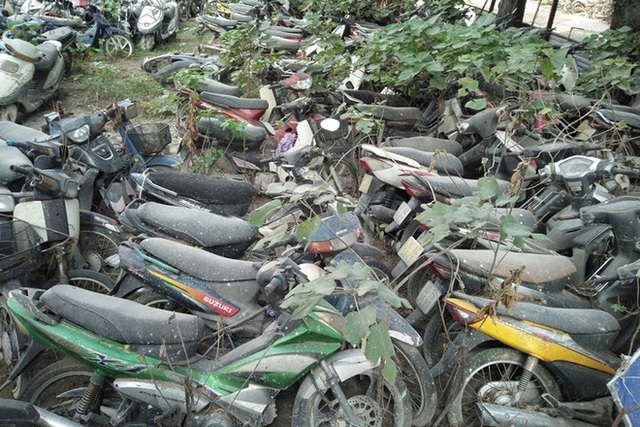 Nghĩa địa xe ở Hà Nội: Hàng nghìn chiếc chất lên nhau như sắt vụn, không biết bao giờ mới được thanh lý - Ảnh 4.
