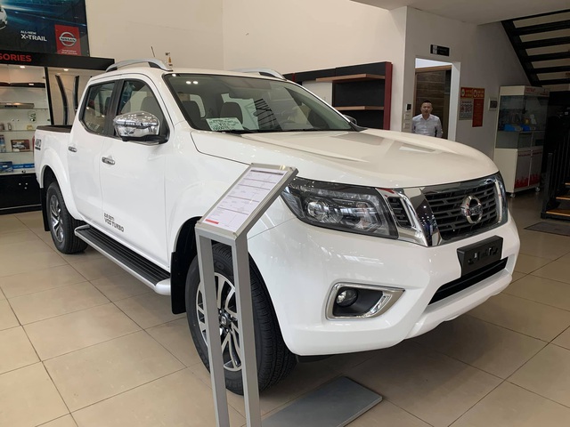 Nissan Navara giảm giá tất tay tại đại lý, dọn kho đón phiên bản 2021 ra mắt tại Việt Nam trong năm nay - Ảnh 1.