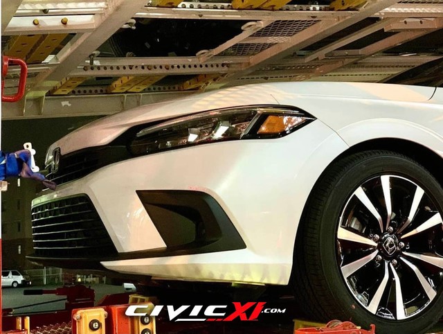 Honda Civic đời mới lộ loạt ảnh cận cảnh trên đường tới đại lý: Người khen đẹp, người chê xấu - Ảnh 1.