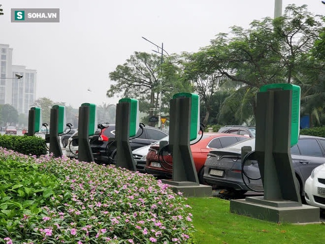 Cận cảnh những trạm sạc nhanh đầu tiên cho ô tô điện VinFast tại Hà Nội - Ảnh 4.