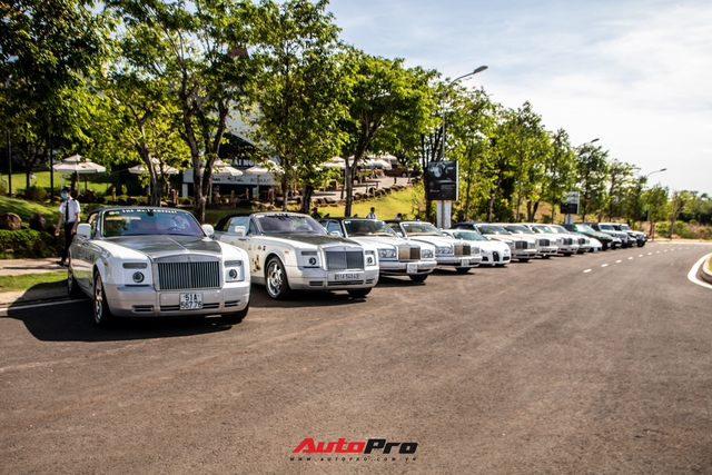 Ông Đặng Lê Nguyên Vũ mang Bugatti Veyron cùng dàn xe hơn trăm tỷ xuất hiện tại TP. Buôn Mê Thuột - Ảnh 1. Ông Đặng Lê Nguyên Vũ mang Bugatti Veyron cùng dàn xe hơn trăm tỷ xuất hiện tại TP. Buôn Mê Thuột - Ảnh 1.