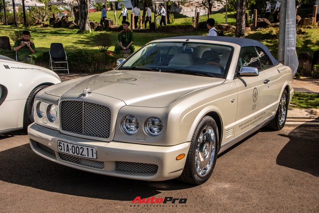 Ông Đặng Lê Nguyên Vũ mang Bugatti Veyron cùng dàn xe hơn trăm tỷ xuất hiện tại TP. Buôn Mê Thuột - Ảnh 9. Ông Đặng Lê Nguyên Vũ mang Bugatti Veyron cùng dàn xe hơn trăm tỷ xuất hiện tại TP. Buôn Mê Thuột - Ảnh 9.