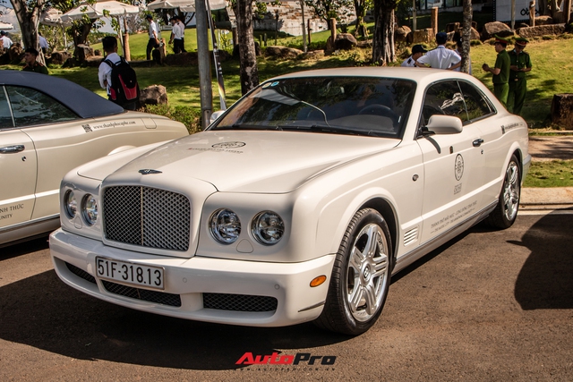 Ông Đặng Lê Nguyên Vũ mang Bugatti Veyron cùng dàn xe hơn trăm tỷ xuất hiện tại TP. Buôn Mê Thuột - Ảnh 10. Ông Đặng Lê Nguyên Vũ mang Bugatti Veyron cùng dàn xe hơn trăm tỷ xuất hiện tại TP. Buôn Mê Thuột - Ảnh 10.