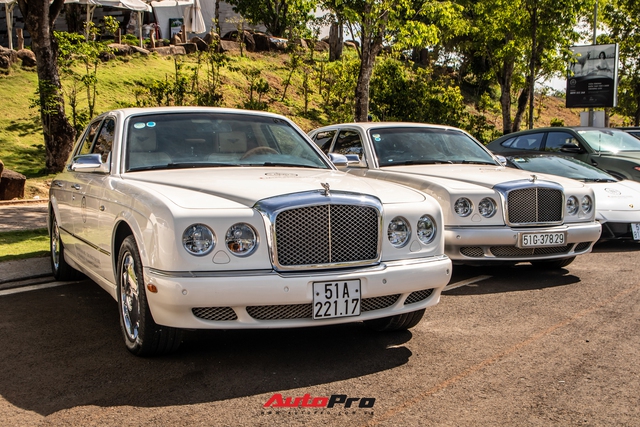 Ông Đặng Lê Nguyên Vũ mang Bugatti Veyron cùng dàn xe hơn trăm tỷ xuất hiện tại TP. Buôn Mê Thuột - Ảnh 11. Ông Đặng Lê Nguyên Vũ mang Bugatti Veyron cùng dàn xe hơn trăm tỷ xuất hiện tại TP. Buôn Mê Thuột - Ảnh 11.