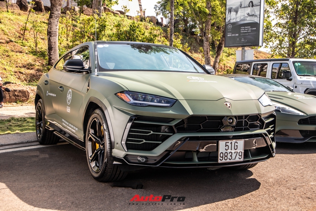 Ông Đặng Lê Nguyên Vũ mang Bugatti Veyron cùng dàn xe hơn trăm tỷ xuất hiện tại TP. Buôn Mê Thuột - Ảnh 13. Ông Đặng Lê Nguyên Vũ mang Bugatti Veyron cùng dàn xe hơn trăm tỷ xuất hiện tại TP. Buôn Mê Thuột - Ảnh 13.