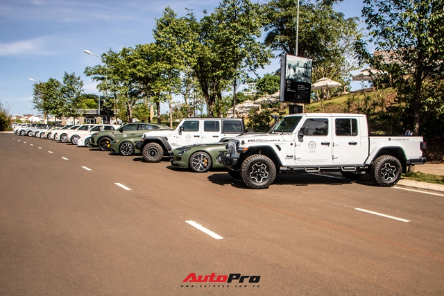 Ông Đặng Lê Nguyên Vũ mang Bugatti Veyron cùng dàn xe hơn trăm tỷ xuất hiện tại TP. Buôn Mê Thuột - Ảnh 2. Ông Đặng Lê Nguyên Vũ mang Bugatti Veyron cùng dàn xe hơn trăm tỷ xuất hiện tại TP. Buôn Mê Thuột - Ảnh 2.