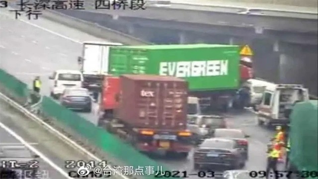 Trùng hợp trớ trêu: Học tàu Evergreen, xe container mắc kẹt trên cao tốc - Ảnh 2.