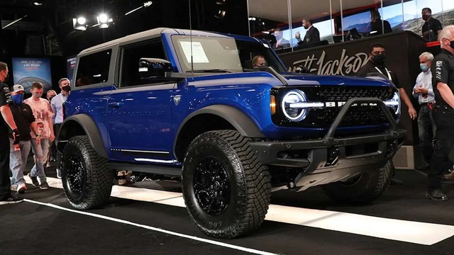 Ford Bronco đầu tiên được bán với giá không tưởng