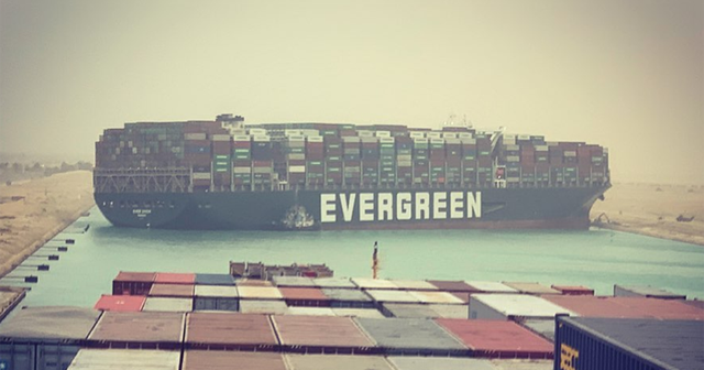 Trùng hợp trớ trêu: Học tàu Evergreen, xe container mắc kẹt trên cao tốc - Ảnh 1.