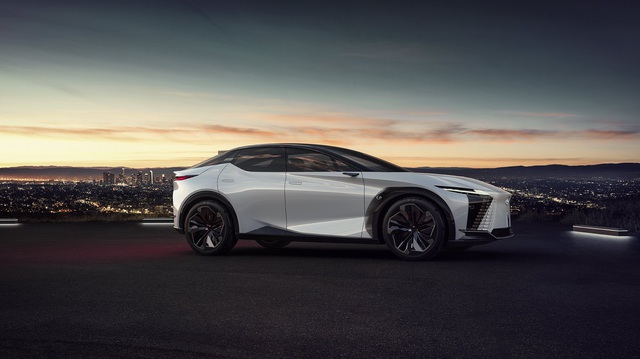 Xe Lexus hứa hẹn sẽ lái 'hay' và tốc độ hơn trong tương lai