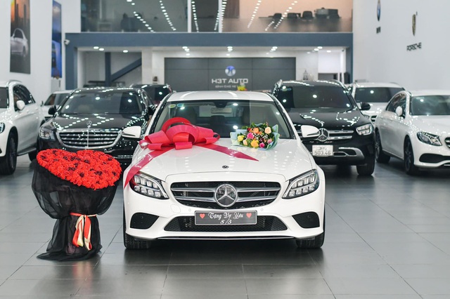 Tặng quà kiểu soái ca Hà Nam: Âm thầm xem Mercedes-Benz rồi gọi ship đến tận cửa tặng vợ - Ảnh 1.