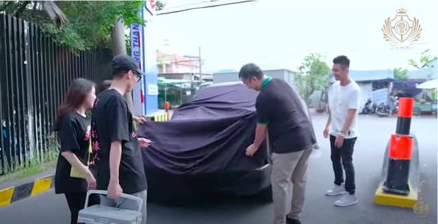 Quyet lay nuoc mat cua cha Minh Nhua cung vo chong Joyce Pham mang Rolls-Royce fake tang chu tich