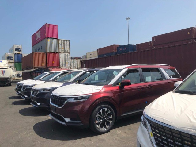 Hàng chục chiếc Kia Sedona 2021 cập cảng Việt Nam, ngày ra mắt không còn xa - Ảnh 3.