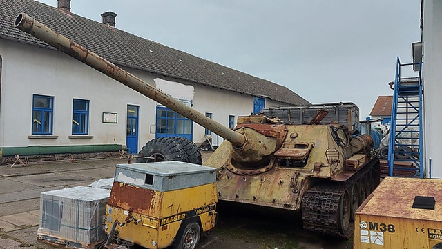 Tin lời cảnh sát, một người Séc mang cả xe tăng hồng cùng pháo tự hành đến đăng ký sở hữu - Ảnh 3.