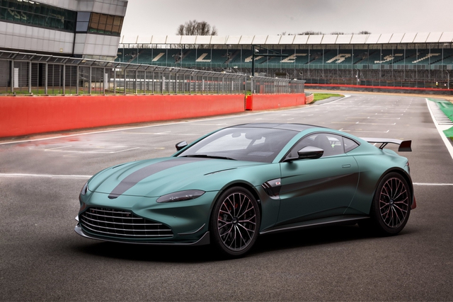 Aston Martin Vantage có thêm bản đặc biệt lấy cảm hứng từ xe an toàn - Ảnh 3.