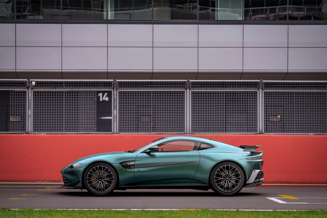 Aston Martin Vantage có thêm bản đặc biệt lấy cảm hứng từ xe an toàn - Ảnh 4.
