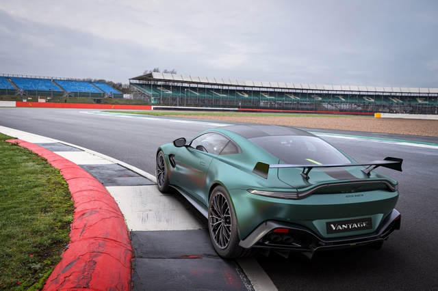 Aston Martin Vantage có thêm bản đặc biệt lấy cảm hứng từ xe an toàn - Ảnh 5.