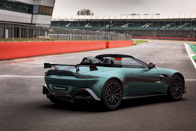 Aston Martin Vantage có thêm bản đặc biệt lấy cảm hứng từ xe an toàn - Ảnh 7.