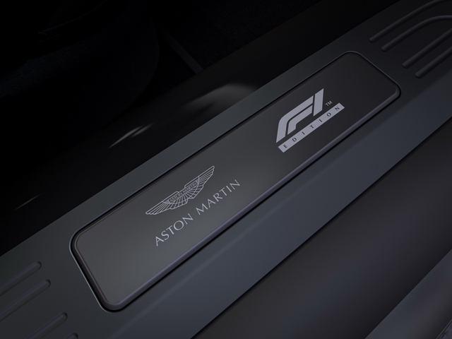 Aston Martin Vantage có thêm bản đặc biệt lấy cảm hứng từ xe an toàn - Ảnh 10.