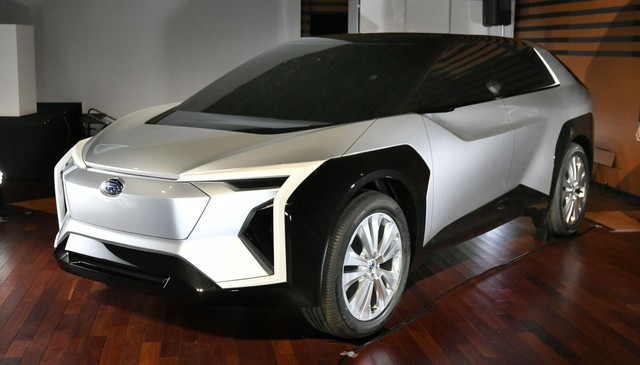 SUV điện Toyota lộ mặt trước ngày ra mắt hoàn chỉnh - Ảnh 1.
