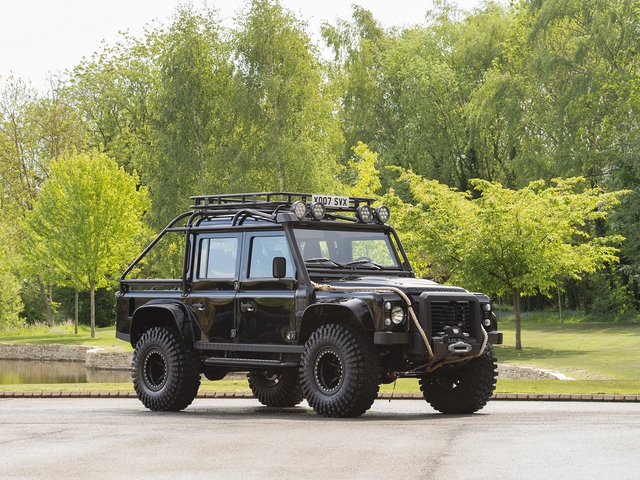 Land Rover Defender 110 SVX từng đóng phim 007 được rao bán công khai - Ảnh 1.