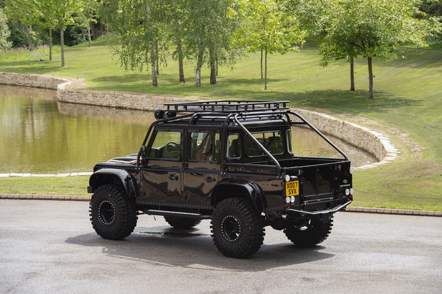 Land Rover Defender 110 SVX từng đóng phim 007 được rao bán công khai - Ảnh 2.