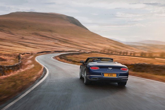 Ra mắt Bentley Continental GT Speed Convertible: Đóng/mở mui trong 19 giây, tăng tốc 0-100 km/h chậm hơn bản mui cứng 0,1 giây - Ảnh 2.