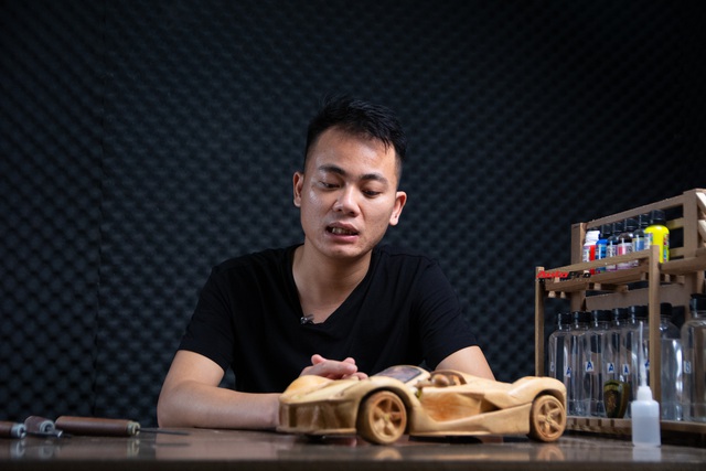 Gặp ông bố tự chế siêu xe gỗ trăm triệu đồng: Thực ra mình đang dùng trí tuệ của người khác nên không thể làm xe để bán được - Ảnh 3. Gặp ông bố tự chế siêu xe gỗ trăm triệu đồng: Thực ra mình đang dùng trí tuệ của người khác nên không thể làm xe để bán được - Ảnh 3.