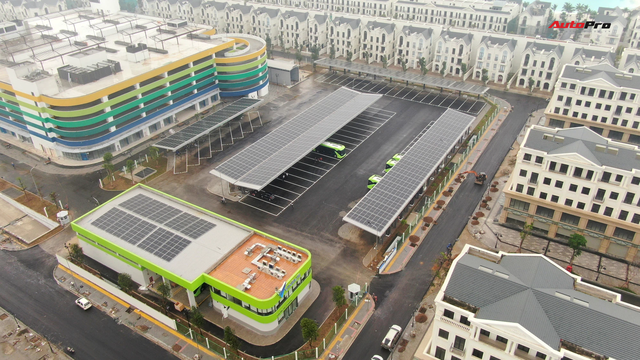 VinBus đầu tiên lăn bánh tại Hà Nội: Êm, không khí thải, bãi đỗ có pin mặt trời, có khu rửa xe riêng xịn sò - Ảnh 3.